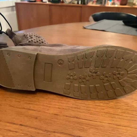 New booties Joe Fresh sz 4 Youth - Picture 2 of 4